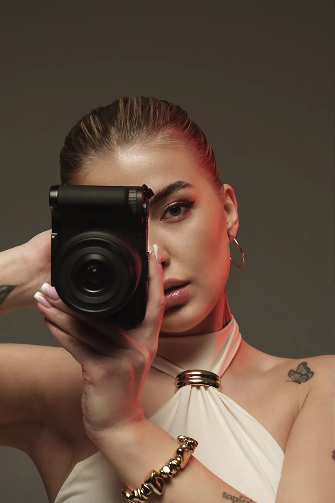 YULA с камерой у лица, студийный портрет