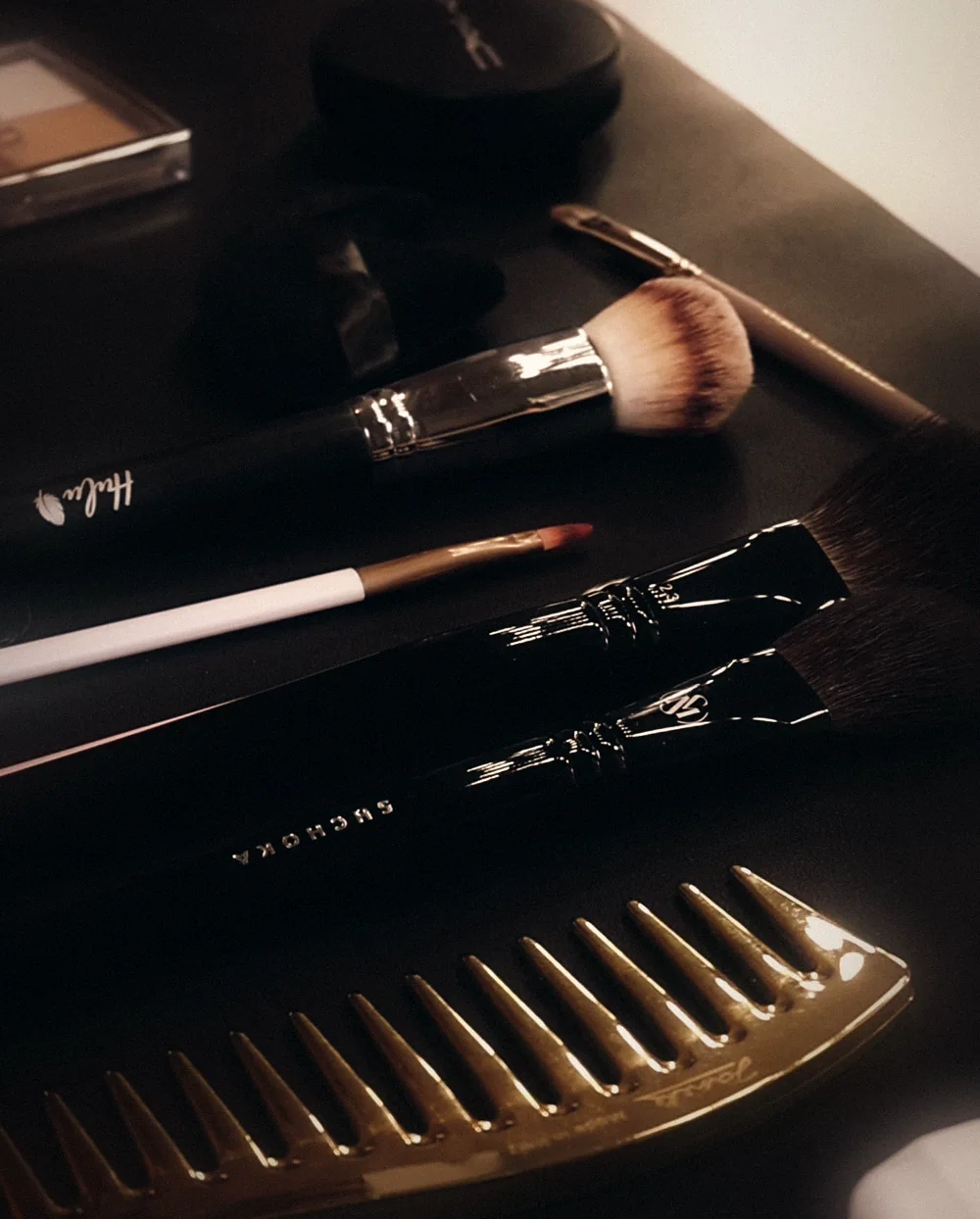 Закулисье beauty-съёмки: кисти визажиста и золотой гребень