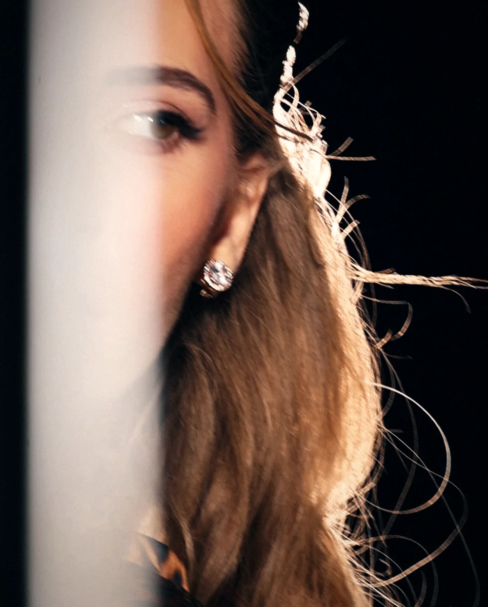 Beauty-портрет: глаз в полосе света из окна, жемчужная серьга